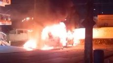 Criminosos ateiam fogo a ônibus e impedem passageiros de saírem do veículo - Imagem: reprodução redes sociais