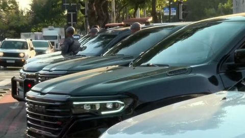 Suspeitos invadiram o pátio da concessionária e fugiram com os carros - Imagem: Reprodução / TV Globo