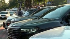 Suspeitos invadiram o pátio da concessionária e fugiram com os carros - Imagem: Reprodução / TV Globo