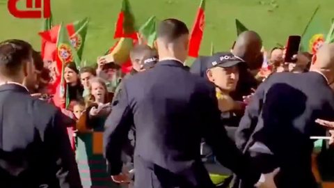Mão boba? Cristiano Ronaldo 'passa a mão' em Pepe e viraliza - Imagem: reprodução Twitter