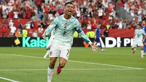 Cristiano Ronaldo marca o seu primeiro gol em mata-mata de Copa do Mundo, contra a Croácia - Imagem: Reprodução/Cole Burston / AFP