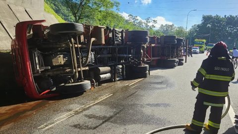 O acidente aconteceu na Rodovia Padre Manoel da Nóbrega, em Cubatão (SP) - Imagem: reprodução/TV Globo