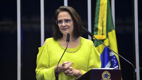 Damares Alves afirmou que Michelle Bolsonaro seguirá apoiando Flávio Bolsonaro, apesar das recentes divergências públicas. - Imagem: Reprodução
