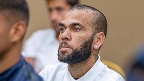 Ex de Daniel Alves faz confissão bombástica sobre ter defendido o jogador em meio ao processo da Justiça. - Imagem: reprodução I Instagram @danialves