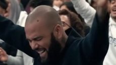 Durante evento religioso, Daniel Alves assume papel de pregador e fala sobre a importância de questões espirituais em sua vida - Imagem: Reprodução/X @Lembrei_umlance