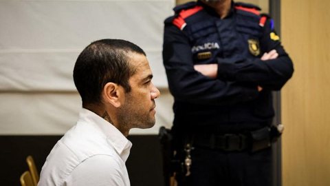 O ex-jogador, condenado a 4 anos e 6 meses, agora pode viajar livremente após decisão do Tribunal Superior da Catalunha. - Imagem: Reprodução | X (Twitter) - @AFPnews