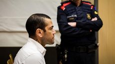 O ex-jogador, condenado a 4 anos e 6 meses, agora pode viajar livremente após decisão do Tribunal Superior da Catalunha. - Imagem: Reprodução | X (Twitter) - @AFPnews