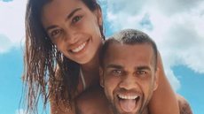 Daniel Alves e esposa, Joana Sanz, durante viagem de férias - Imagem: reprodução/Facebook