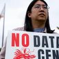 Moradores de diferentes regiões dos Estados Unidos realizam protestos contra a expansão de data centers e cobram maior controle sobre impactos ambientais e urbanos. - Imagem: Ghawam Kouchaki / ZUMA / picture alliance