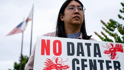 Moradores de diferentes regiões dos Estados Unidos realizam protestos contra a expansão de data centers e cobram maior controle sobre impactos ambientais e urbanos. - Imagem: Ghawam Kouchaki / ZUMA / picture alliance
