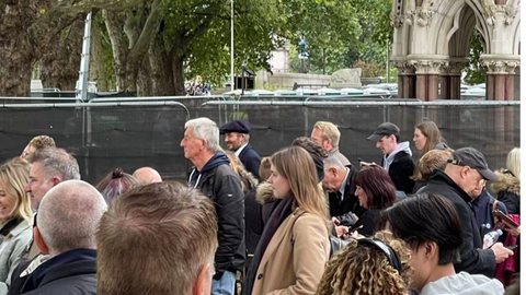 Craque do futebol pega fila de 12 horas em velório da rainha Elizabeth - Imagem: reprodução Twitter