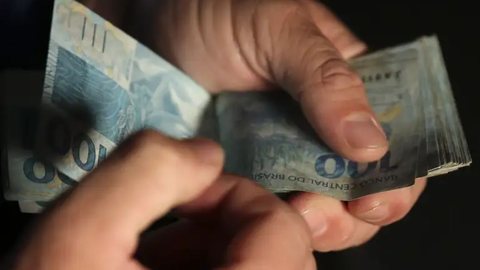 O pagamento pode ser feito integralmente ou dividido em duas parcelas - Imagem: Reprodução / José Cruz / Agência Brasil