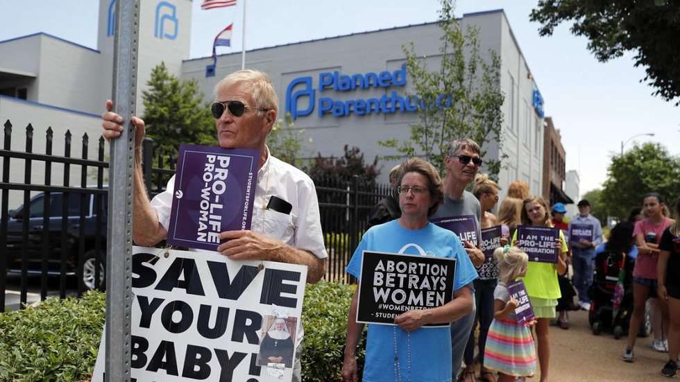 Defensores antiaborto se reúnem do lado de fora da clínica Planned Parenthood em St. Louis, Missouri, nesta foto de arquivo de 4 de junho de 2019. - Imagem: Reprodução | X (Twitter) - @AFPnews - Jeff Roberson