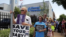 Defensores antiaborto se reúnem do lado de fora da clínica Planned Parenthood em St. Louis, Missouri, nesta foto de arquivo de 4 de junho de 2019. - Imagem: Reprodução | X (Twitter) - @AFPnews - Jeff Roberson