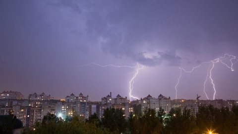 Defesa Civil emite alerta de risco para tempestades e deslizamentos em SP - Imagem: Reprodução / Freepik