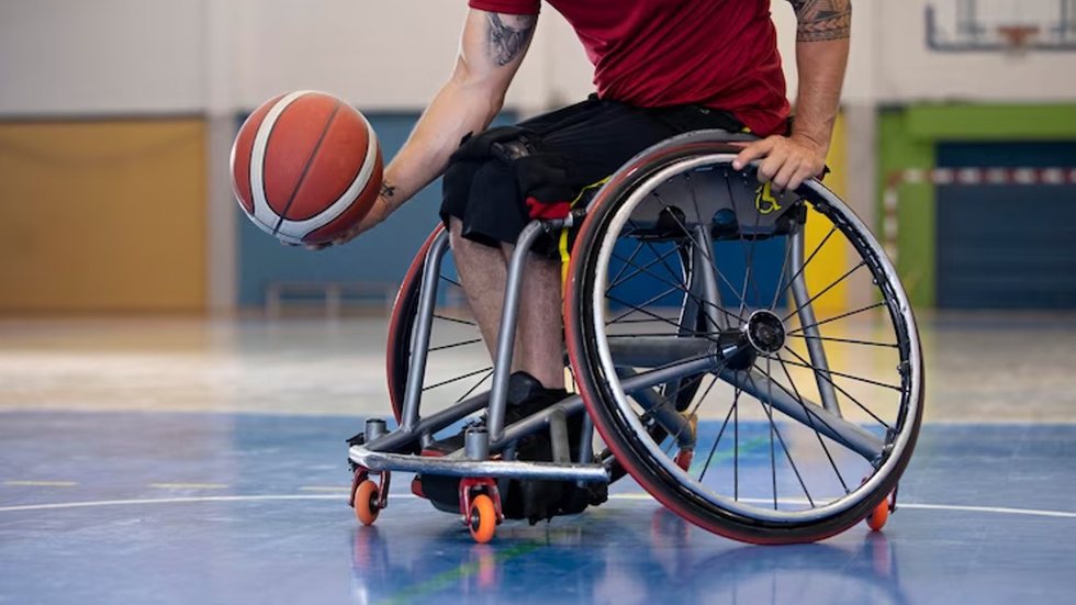 Atleta cadeirante jogando basquete em ginásio - Imagem: Freepik