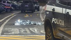 A festa em homenagem ao assassinato ocorreu no Rio, revelando a influência do PCC e a proteção do Comando Vermelho ao olheiro foragido. - Imagem: Divulgação / Polícia Civil