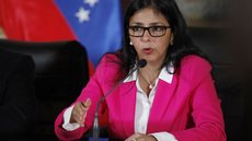Vice-presidente Delcy Rodríguez assume o comando provisório do país em meio à crise política. - Imagem: Divulgação.
