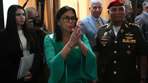 Delcy Rodríguez discursa durante cerimônia de posse como presidente interina da Venezuela - Imagem: Getty Images