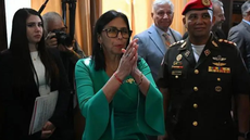 Delcy Rodríguez discursa durante cerimônia de posse como presidente interina da Venezuela - Imagem: Getty Images