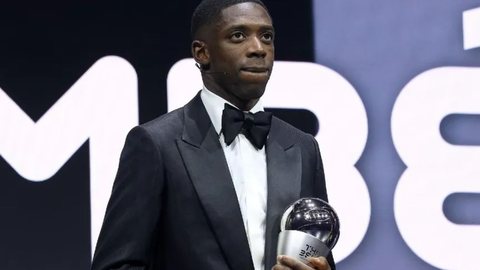 Dembelé com o trofeu em mãos - Foto: Reprodução/ Mais Futebol