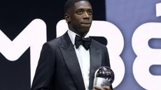 Dembelé com o trofeu em mãos - Foto: Reprodução/ Mais Futebol
