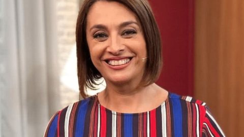 Cátia Fonseca posa durante gravação de programa; apresentadora deixou a Band após sete anos de contrato