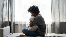 Com 32 casos de racismo por dia, dados expõem a gravidade da situação no país - Imagem: Reprodução / Freepik