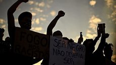 Estudo aponta que mais da metade da população negra desconhece como registrar crimes de racismo no Brasil - Imagem: Reprodução/Carl de Souza/AFP