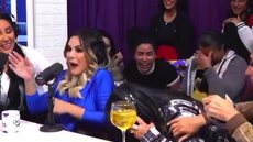 Solange Bezerra vomitou durante a transmissão ao vivo do podcast - Imagem: reprodução/YouTube
