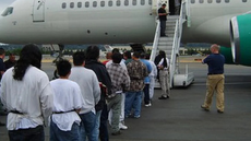 Política migratória dos EUA gera fluxo crescente de deportações - Imagem: Reprodução | Arquivos ICE