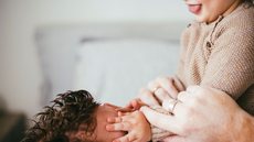 Pai brincando com filha - Imagem: Reprodução / Freepik