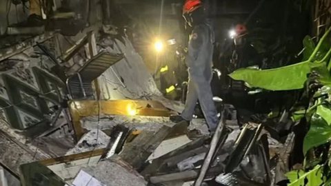 Sobrado de dois andares desmorona durante a noite e mobiliza equipes de resgate no Cangaíba - Imagem: Reprodução/Defesa Civil
