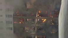 Incêndio permanecia na manhã desta segunda-feira, com foco no último andar de prédio - Reprodução/TV Globo