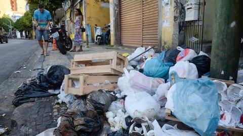 Descarte irregular de lixo tem mais de 7 mil multas aplicadas desde 2022 - Imagem: Reprodução / Agência Brasil / Fernando Frazão