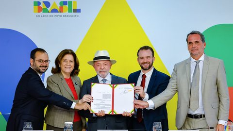 Presidente Lula lança o programa Desenrola Adimplentes, iniciativa destinada a ampliar o acesso ao crédito para trabalhadores informais que mantêm as contas em dia. - Imagem: Ricardo Stuckert / PR