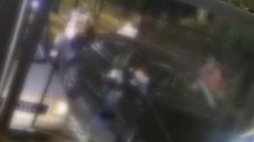 Desentendimento familiar gera ataque a facadas na frente de condomínio em Jaú; vídeo choca - Imagem: Reprodução / Câmera de monitoramento / G1
