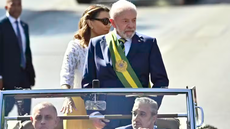 Presidente percorre a Esplanada em carro aberto ao lado da primeira-dama - Imagem: Ton Molina / Agência O Globo