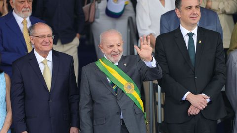 Presidente Luiz Inácio Lula da Silva acompanhado de diversos ministros e autoridades - Imagem: Reprodução / Fabio Rodrigues - Pozzebom / Agência Brasil