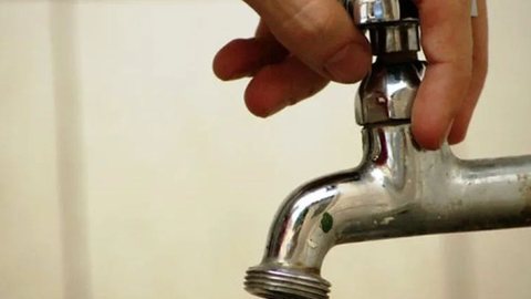 Atividades não essenciais, como lavar carros e encher piscinas, são desestimuladas para preservar os recursos hídricos em um momento crítico - Imagem: Reprodução/Redes Sociais