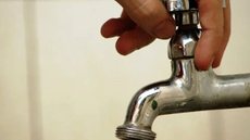 Atividades não essenciais, como lavar carros e encher piscinas, são desestimuladas para preservar os recursos hídricos em um momento crítico - Imagem: Reprodução/Redes Sociais