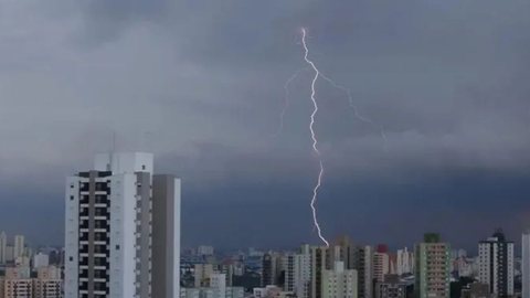 Com rajadas de vento e chuva volumosa, a Defesa Civil alerta para riscos de alagamentos e descargas elétricas - Imagem: Reprodução