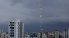 Com rajadas de vento e chuva volumosa, a Defesa Civil alerta para riscos de alagamentos e descargas elétricas - Imagem: Reprodução