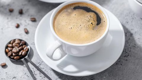 Eventos climáticos extremos e tarifas elevadas no exterior pressionam o mercado de café - Imagem: Reprodução/Freepik