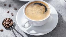 Eventos climáticos extremos e tarifas elevadas no exterior pressionam o mercado de café - Imagem: Reprodução/Freepik