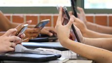 Medida surge após queixas de professores sobre distrações e estudos que ligam uso excessivo de celulares a notas baixas entre alunos - Imagem: Reprodução