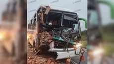 A batida ocorreu na manhã de sábado, com parte da carga de tijolos espalhada pela pista, exigindo interdição para limpeza - Imagem: Reprodução/Artesp