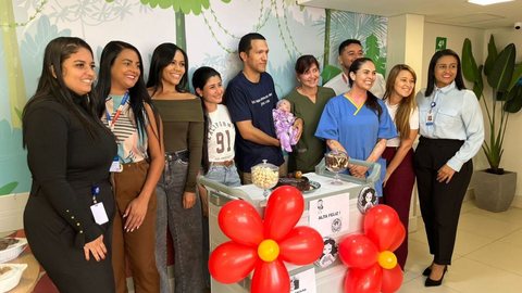 Equipe médica comemora sucesso da intervenção - Imagem: Reprodução