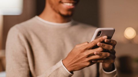 Descubra os sinais de alerta que indicam perfis fraudulentos e como se proteger - Imagem: Reprodução/Freepik