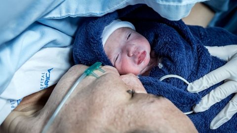 Com a ajuda de uma equipe multidisciplinar, Elisflavia deu à luz sua filha Olívia, simbolizando esperança e resiliência em tempos difíceis - Imagem: Divulgação